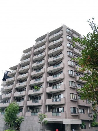 目黒区青葉台、マンションの外観画像です