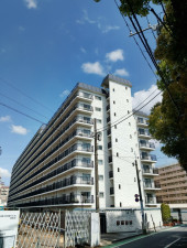 渋谷区幡ヶ谷、マンションの外観画像です