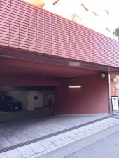 渋谷区上原、マンションの駐車場画像です