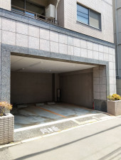 渋谷区上原、マンションの駐車場画像です