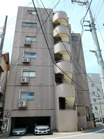 渋谷区上原、マンションの外観画像です