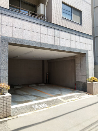 渋谷区上原、マンションの駐車場画像です