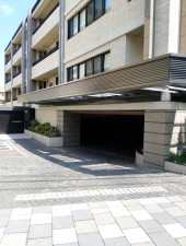 渋谷区上原、マンションの駐車場画像です