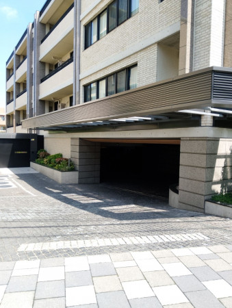 渋谷区上原、マンションの駐車場画像です