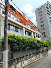 渋谷区初台、マンションの外観画像です