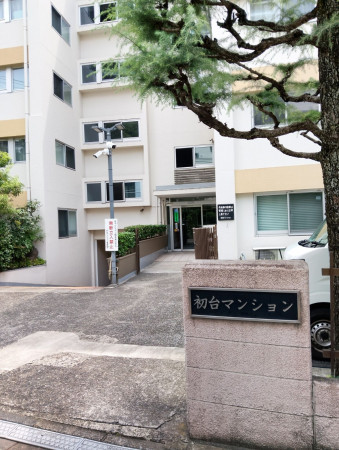 渋谷区初台、マンションのエントランス画像です