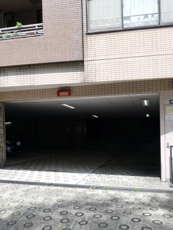 渋谷区代々木、マンションの駐車場画像です