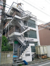 渋谷区千駄ヶ谷、マンションの外観画像です