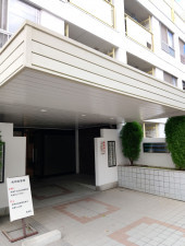 渋谷区代々木、マンションのエントランス画像です