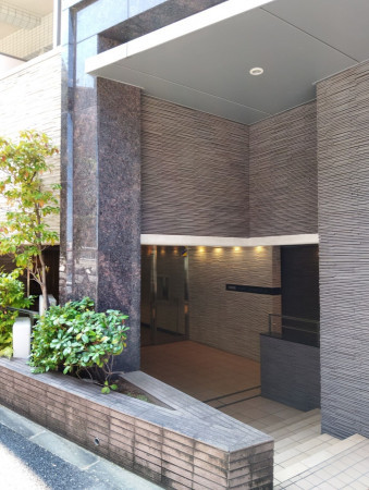 目黒区青葉台、マンションのエントランス画像です