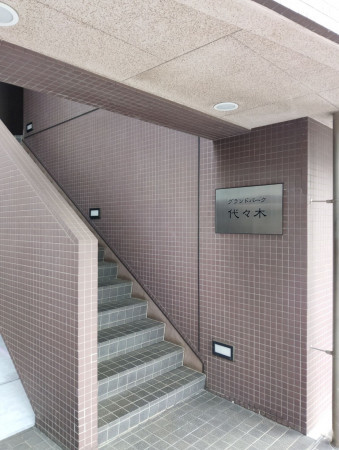 渋谷区千駄ヶ谷、マンションのエントランス画像です