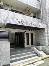 渋谷区初台、マンションのエントランス画像です