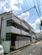 渋谷区初台、マンションの外観画像です