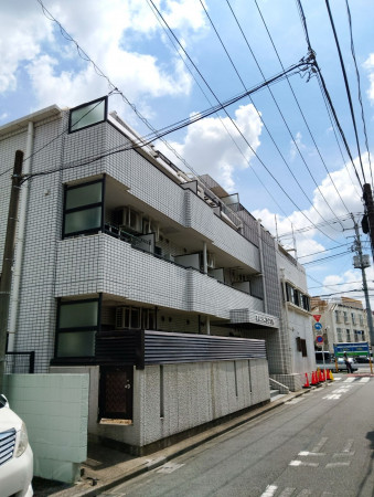 渋谷区初台、マンションの外観画像です