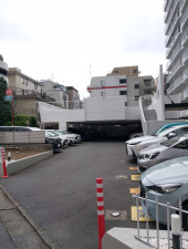 目黒区東山、マンションの駐車場画像です