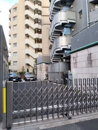 渋谷区上原、マンションの駐車場画像です