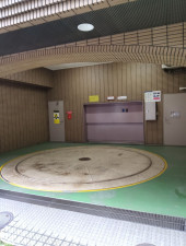 目黒区上目黒、マンションの駐車場画像です