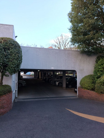 渋谷区幡ヶ谷、マンションの駐車場画像です