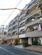 渋谷区富ヶ谷、マンションの外観画像です
