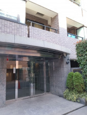 渋谷区代々木、マンションのエントランス画像です