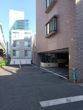 渋谷区代々木、マンションの駐車場画像です