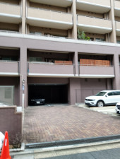 渋谷区渋谷、マンションの駐車場画像です