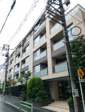 目黒区上目黒、マンションの外観画像です