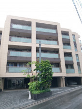 目黒区上目黒、マンションの外観画像です