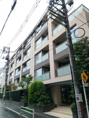 目黒区上目黒、マンションの外観画像です