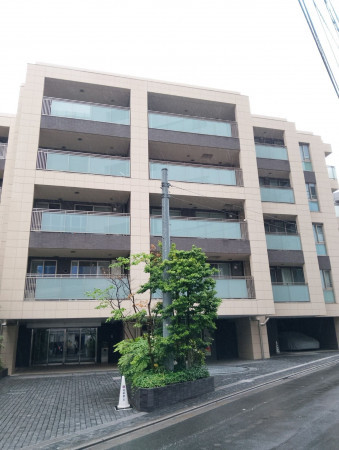 目黒区上目黒、マンションの外観画像です