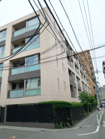 目黒区上目黒、マンションの外観画像です