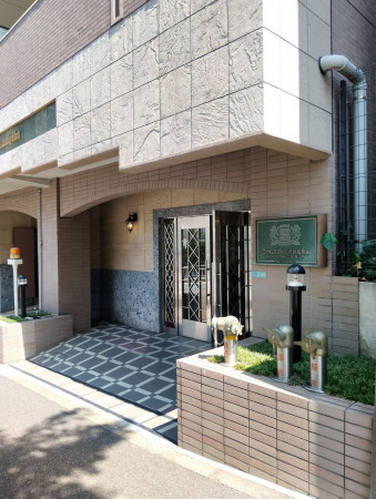 目黒区青葉台、マンションのエントランス画像です