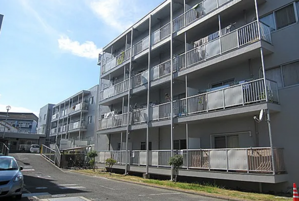 阪南市下出、マンションの外観画像です
