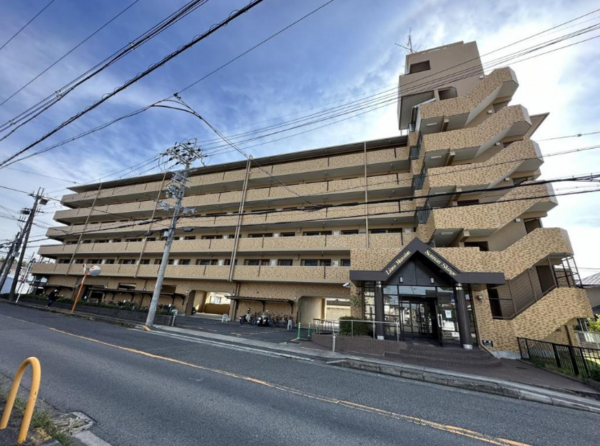 泉南市信達大苗代、マンションの外観画像です