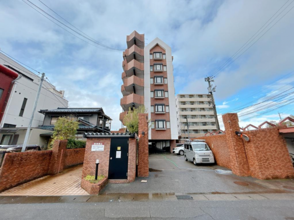 福井市西開発、マンションの外観画像です