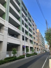 仙台市宮城野区新田東、マンションの外観画像です