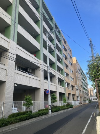 仙台市宮城野区新田東、マンションの外観画像です