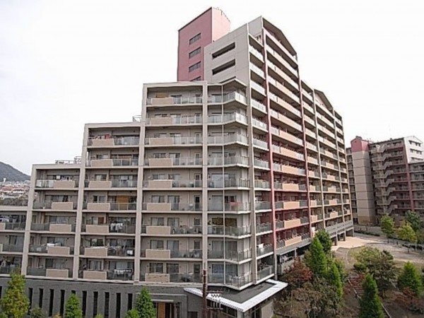 川西市丸山台、マンションの外観画像です