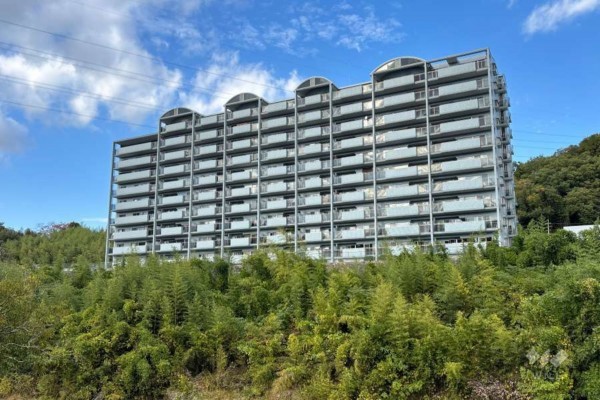 川西市緑台、マンションの外観画像です