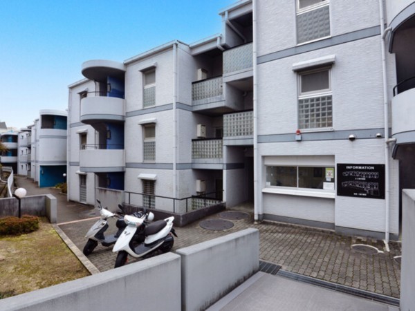 川西市笹部、マンションの外観画像です