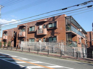 川西市花屋敷、マンションの外観画像です