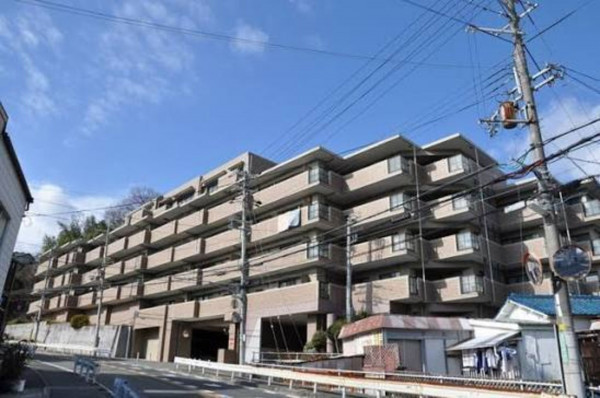 川西市加茂、マンションの外観画像です