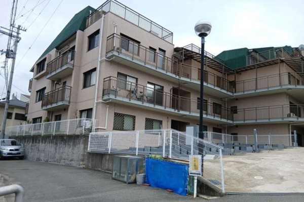 川西市花屋敷、マンションの外観画像です