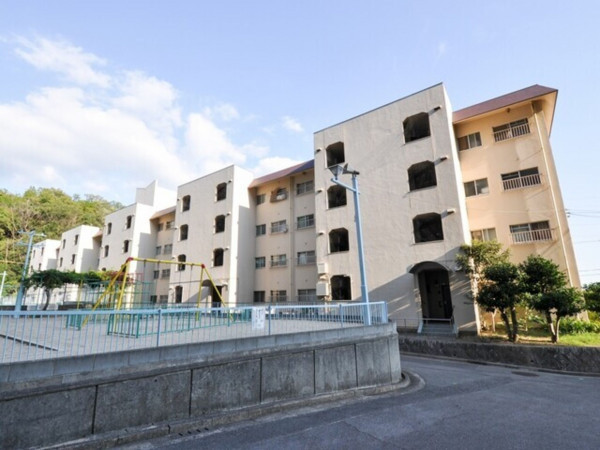 川西市向陽台、マンションの外観画像です