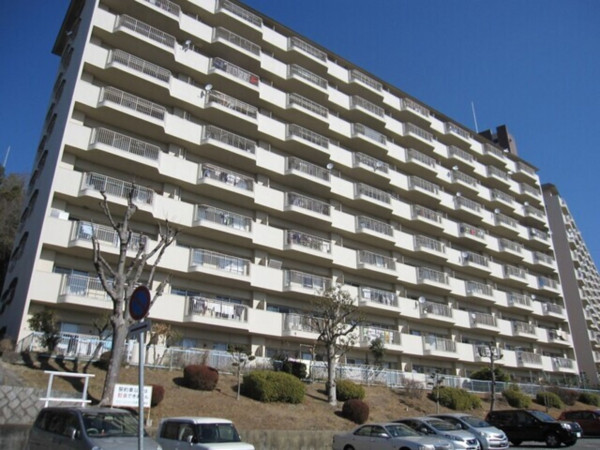 川西市向陽台、マンションの外観画像です