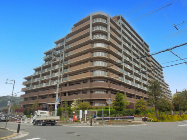川西市見野、マンションの外観画像です
