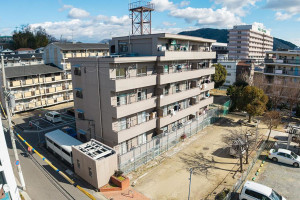 川西市栄町、マンションの外観画像です
