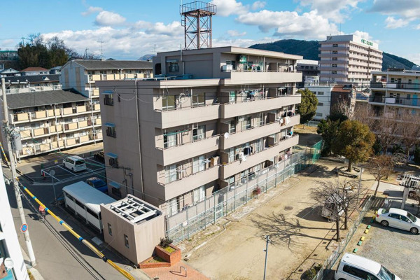川西市栄町、マンションの外観画像です