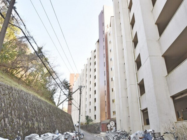 川西市向陽台、マンションの外観画像です