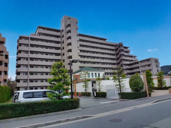 川西市新田、マンションの外観画像です
